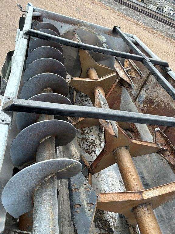 View of the mixing blades.