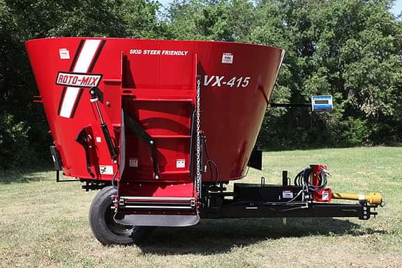 415VX trailer sitting in the grass.